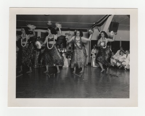 Vintage 1950s photo hula - b&w,
